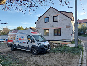 Zateplení stropu novostavby rodinného domu pomocí foukané izolace